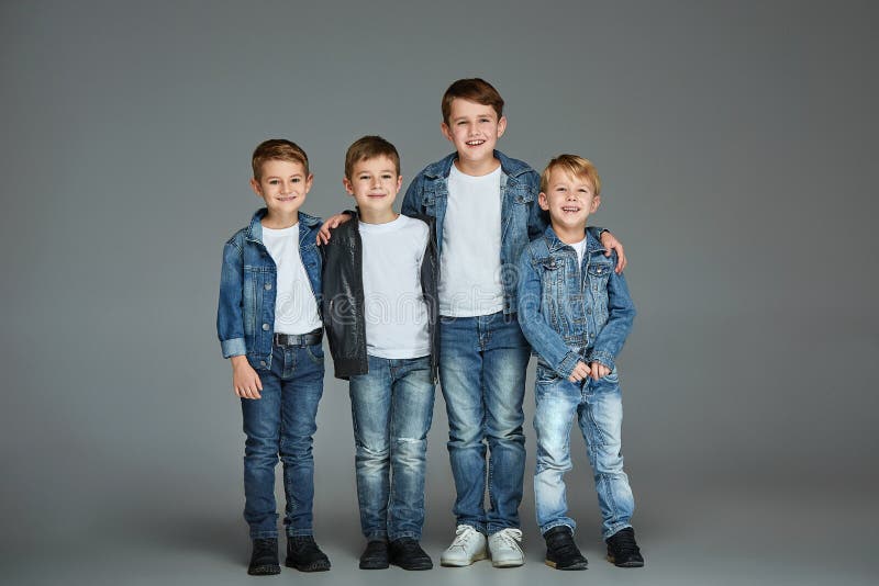 Jonge jongens die bij studio stellen royalty-vrije stock fotografie Jonge jongens die bij studio stellen royalty-vrije stock fotografie