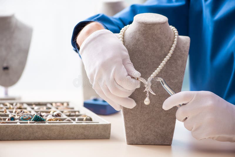 Jonge juwelier die in zijn workshop werkt royalty-vrije stock afbeeldingen Jonge juwelier die in zijn workshop werkt royalty-vrije stock afbeeldingen