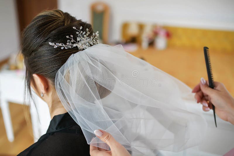 Jonge Kaukasische bruid die haar die haar krijgen voor haar huwelijksdag wordt gedaan stock fotografie Jonge Kaukasische bruid die haar die haar krijgen voor haar huwelijksdag wordt gedaan stock fotografie