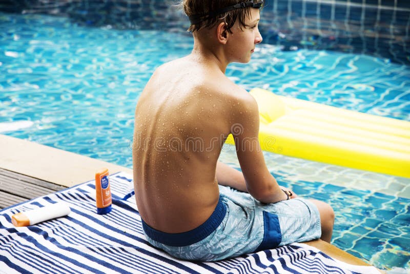 Jonge Kaukasische jongen die van de pool genieten royalty-vrije stock foto Jonge Kaukasische jongen die van de pool genieten royalty-vrije stock foto