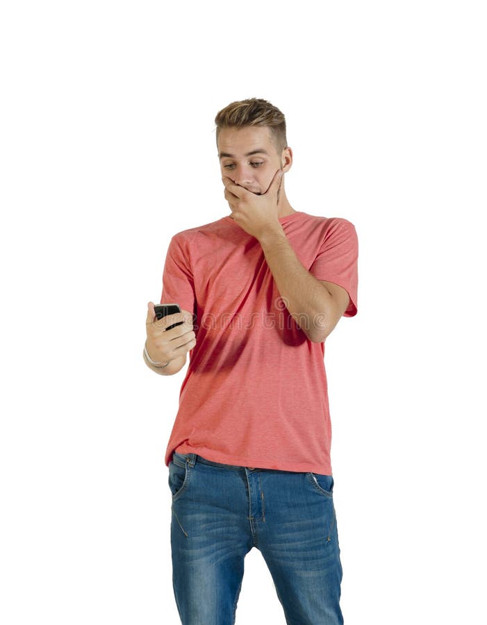 Jonge knappe die kerel door een bericht op zijn mobiele telefoon wordt verrast
