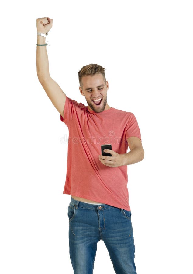 Jonge knappe kerel gelukkig over iets op zijn mobiele telefoon