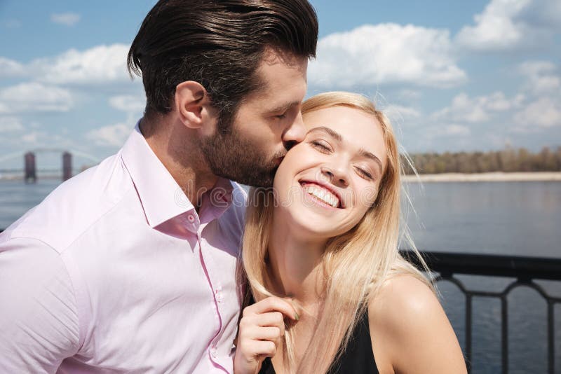 Mannen die met andere vrouwen flirten