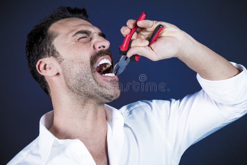 Jonge knappe mens die zijn tand terugtrekken stock afbeeldingen Jonge knappe mens die zijn tand terugtrekken stock afbeeldingen