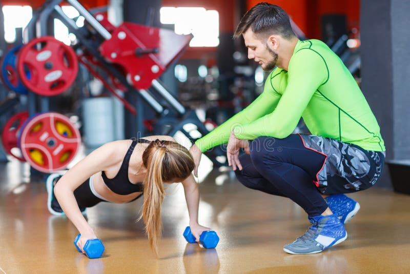 Jonge knappe trainer in de gymnastiek Het concept van de sport stock afbeeldingen Jonge knappe trainer in de gymnastiek Het concept van de sport stock afbeeldingen