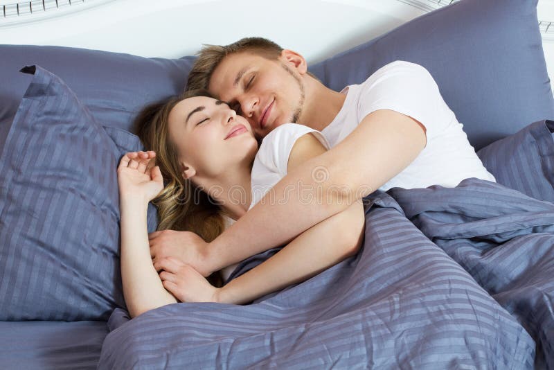 Jonge leuke paarslaap samen in bed Comfortabele bed en matras royalty-vrije stock foto's Jonge leuke paarslaap samen in bed Comfortabele bed en matras royalty-vrije stock foto's