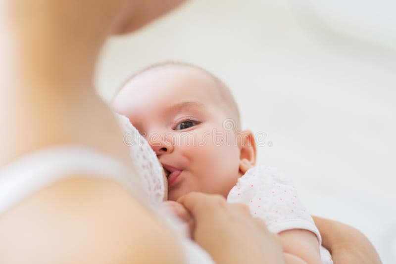 Jonge mammaborst die - haar pasgeboren kind voeden Het concept van de lactatiezuigeling Moedervoer haar babyzoon of dochter met m