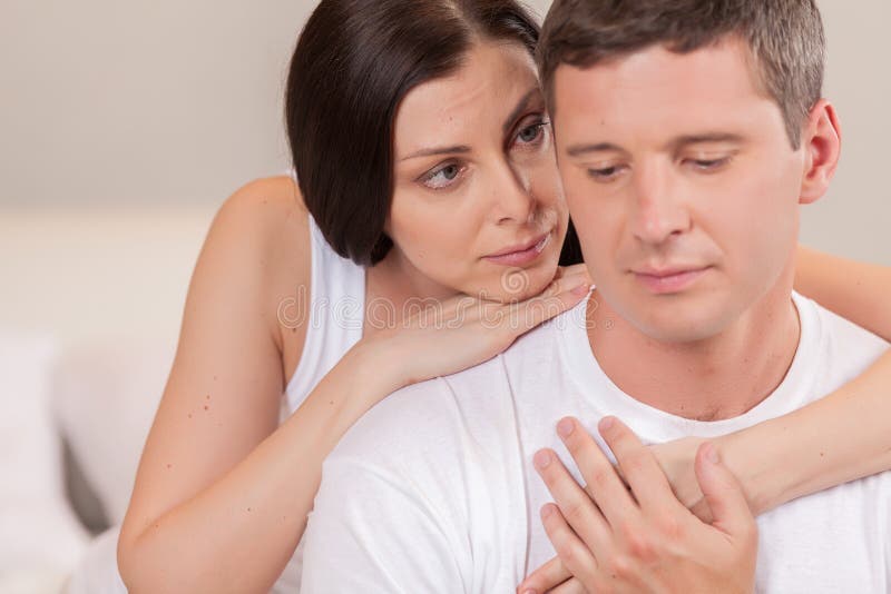 Jonge man en vrouw in bed het spreken royalty-vrije stock afbeelding Jonge man en vrouw in bed het spreken royalty-vrije stock afbeelding