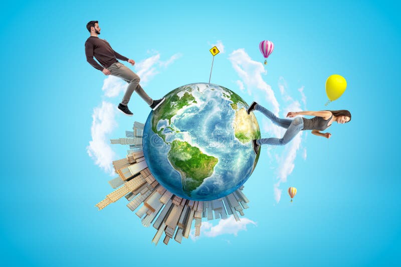 Jonge man en vrouw die in vrijetijdskleding op kleine aarde met moderne stad lopen die aan één kant opduiken en hetelucht vector illustratie Jonge man en vrouw die in vrijetijdskleding op kleine aarde met moderne stad lopen die aan één kant opduiken en hetelucht vector illustratie