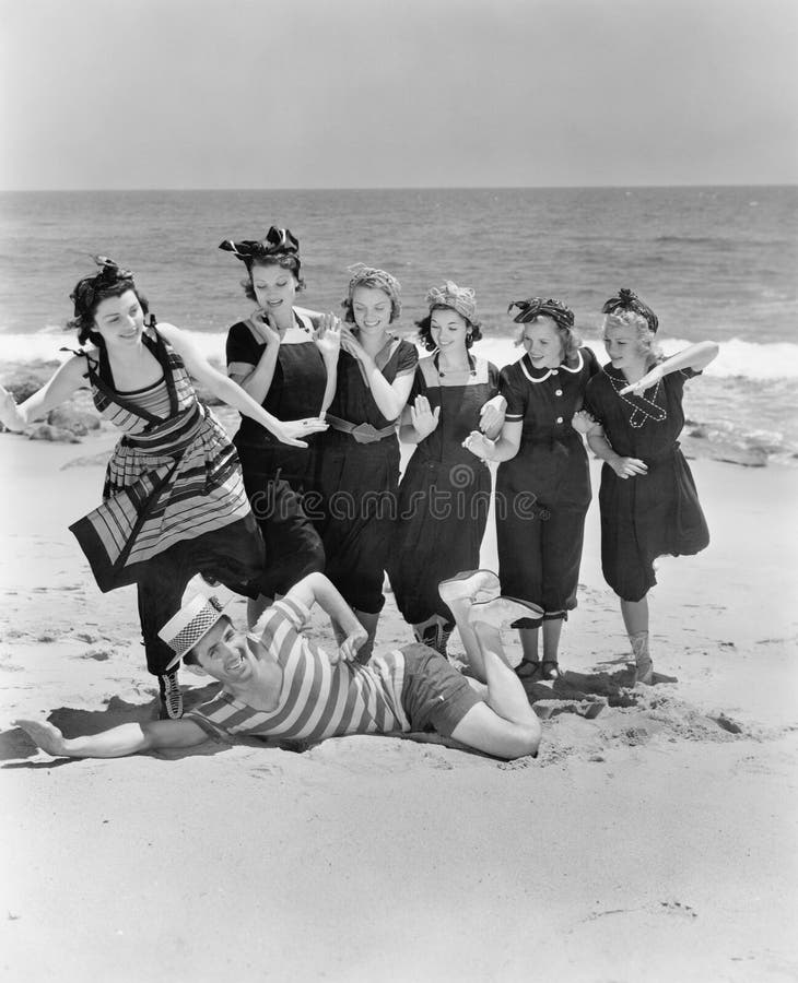 Jonge man met een groep jonge vrouwen bij het strand (Alle afgeschilderde personen leven niet langer en geen landgoed bestaat Lev royalty-vrije stock afbeelding Jonge man met een groep jonge vrouwen bij het strand (Alle afgeschilderde personen leven niet langer en geen landgoed bestaat Lev royalty-vrije stock afbeelding