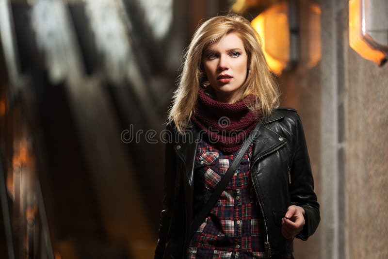 Jonge manier blonde vrouw in leerjasje stock fotografie Jonge manier blonde vrouw in leerjasje stock fotografie