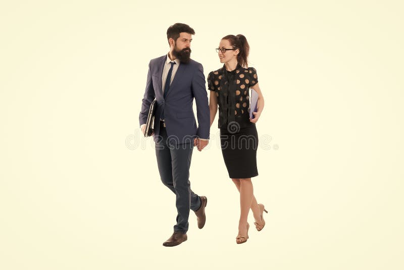 Jonge medewerkers businesspeople Vennootschap en samenwerking Man met baard en sexy vrouw Bedrijfs paar royalty-vrije stock foto's Jonge medewerkers businesspeople Vennootschap en samenwerking Man met baard en sexy vrouw Bedrijfs paar royalty-vrije stock foto's