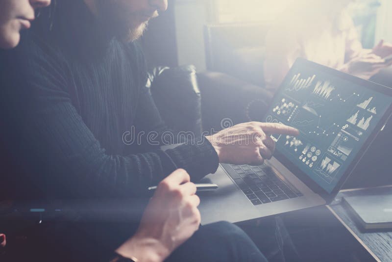 Jonge medewerkers die bedrijfsideeën bespreken op het werk Gebaarde mensen poiting hand aan laptop vertoning Dichte vrouwenzittin stock afbeeldingen Jonge medewerkers die bedrijfsideeën bespreken op het werk Gebaarde mensen poiting hand aan laptop vertoning Dichte vrouwenzittin stock afbeeldingen