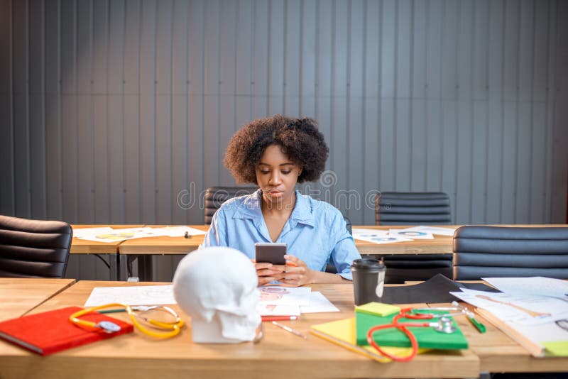 Jonge medische student bij het klaslokaal stock afbeelding Jonge medische student bij het klaslokaal stock afbeelding