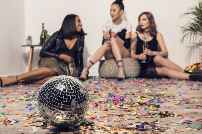 jonge meisjes die en champagne zitten drinken bij partij met discobal stock fotografie jonge meisjes die en champagne zitten drinken bij partij met discobal stock fotografie