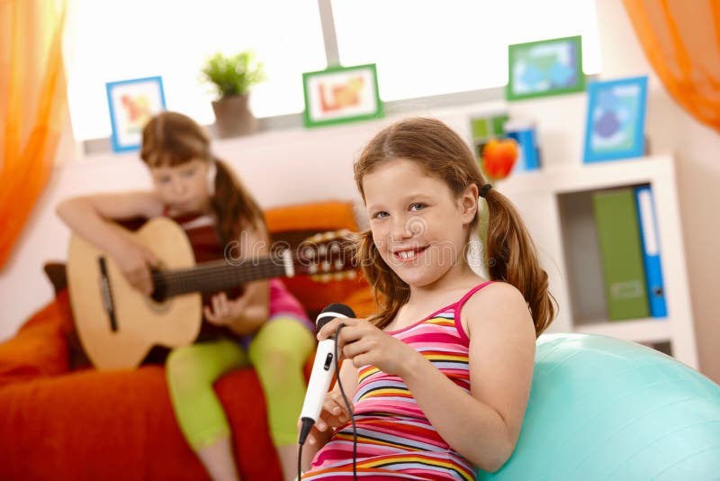 Jonge meisjes die pret met muziek hebben stock foto's Jonge meisjes die pret met muziek hebben stock foto's