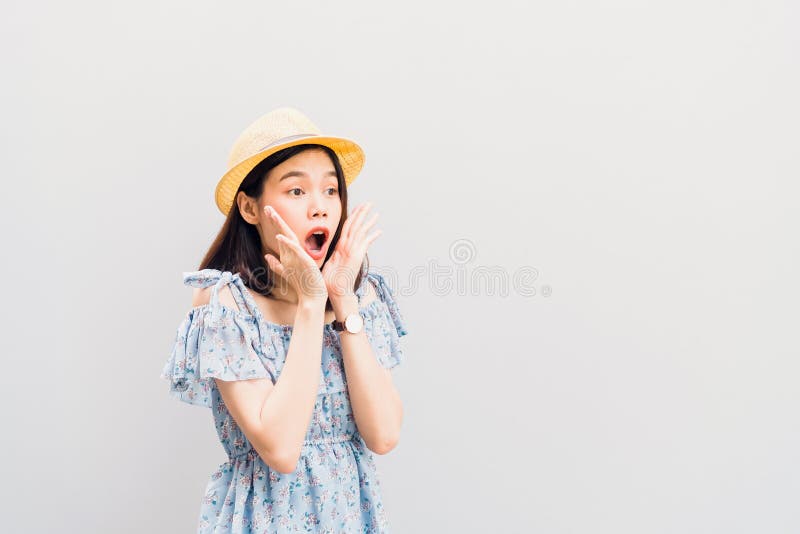Jonge meisjes gelukkige glimlach en vrolijk in blauwe kleding en lifthanden op kin De Reis van de conceptenzomer royalty-vrije stock foto's Jonge meisjes gelukkige glimlach en vrolijk in blauwe kleding en lifthanden op kin De Reis van de conceptenzomer royalty-vrije stock foto's
