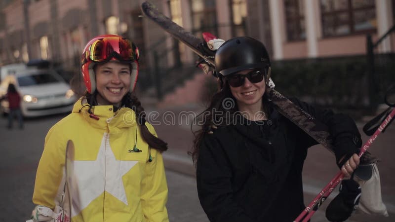 Jonge meisjes in ski-uniform lopen op straat en geven een interview in