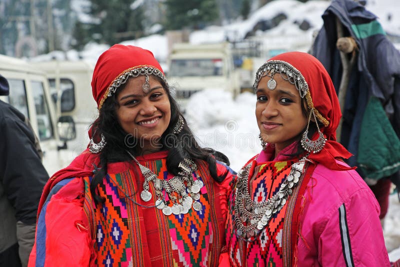 Jonge Meisjes in Traditionele Kleding van Kullu-Vallei in India stock foto Jonge Meisjes in Traditionele Kleding van Kullu-Vallei in India stock foto