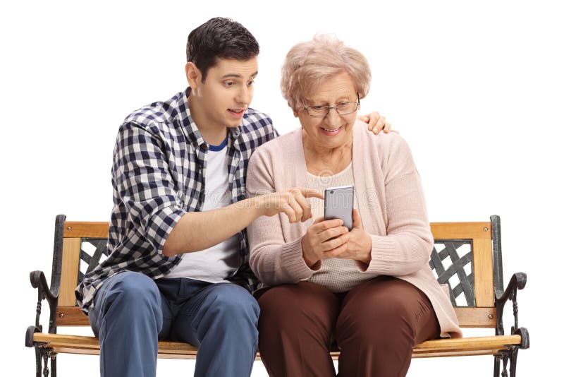 Jonge mens die bejaarde tonen hoe te om mobiele telefoon te gebruiken stock foto's Jonge mens die bejaarde tonen hoe te om mobiele telefoon te gebruiken stock foto's