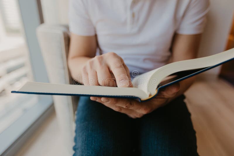 Jonge mens die een boek lezen stock afbeeldingen Jonge mens die een boek lezen stock afbeeldingen