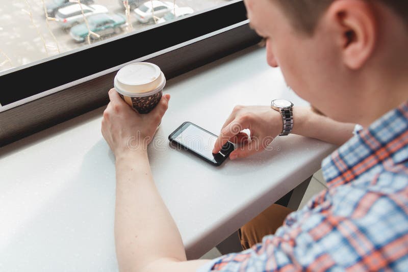 Jonge mens die een koffiepauze nemen bij koffie stock afbeelding Jonge mens die een koffiepauze nemen bij koffie stock afbeelding