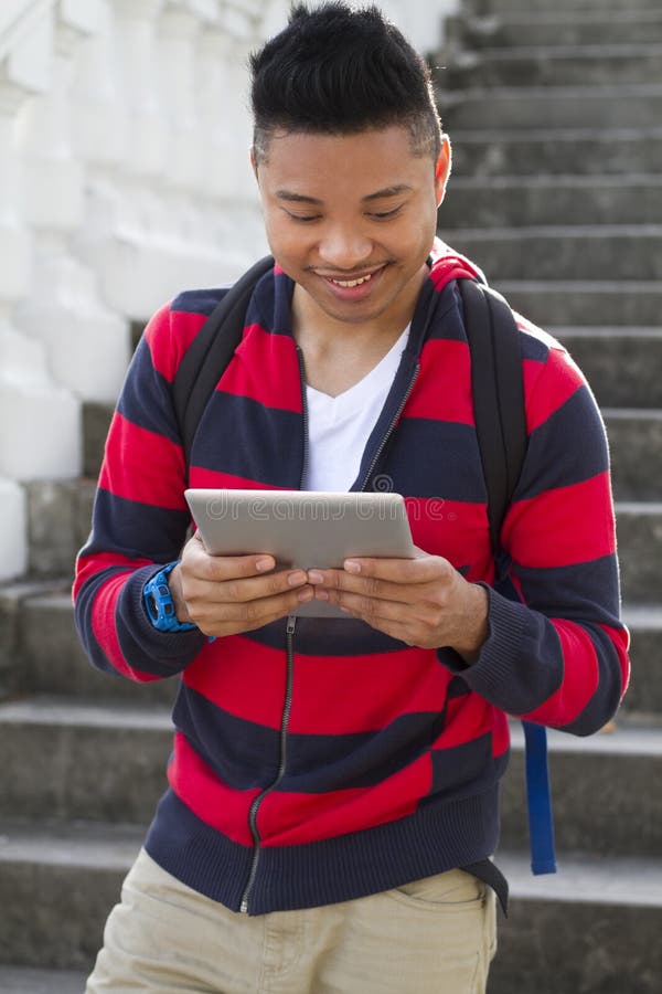 Jonge mens die een tablet lezen stock fotografie Jonge mens die een tablet lezen stock fotografie