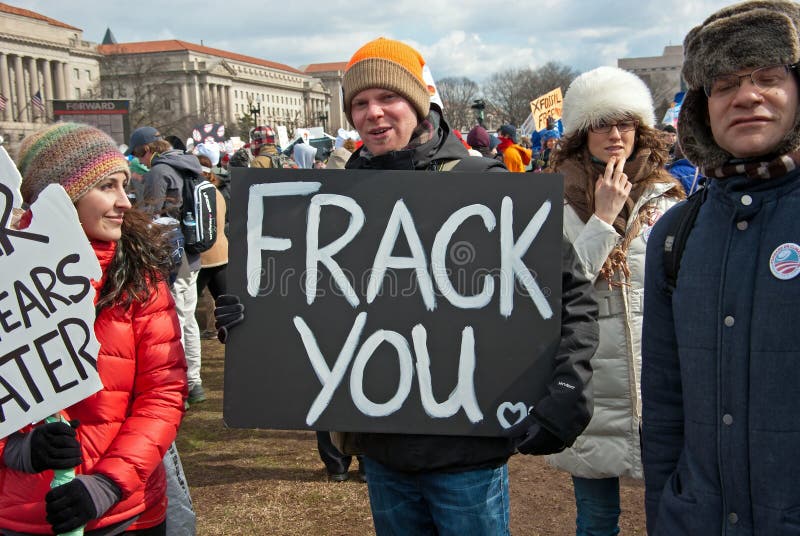 Jonge Mens die een Teken van het Protest dragen stock foto Jonge Mens die een Teken van het Protest dragen stock foto
