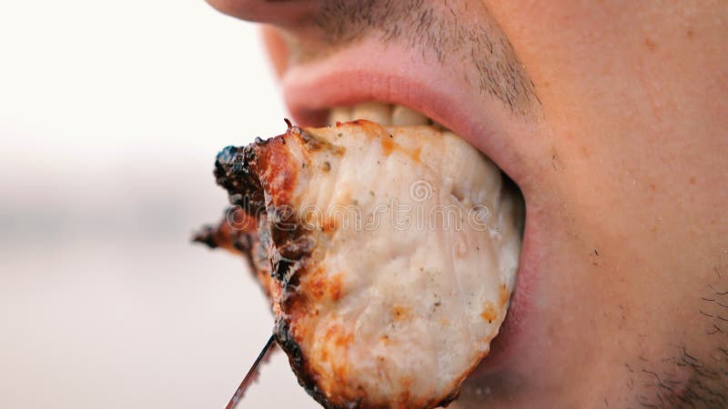 Jonge mens die kebab eten Sluit omhoog royalty-vrije stock afbeeldingen Jonge mens die kebab eten Sluit omhoog royalty-vrije stock afbeeldingen