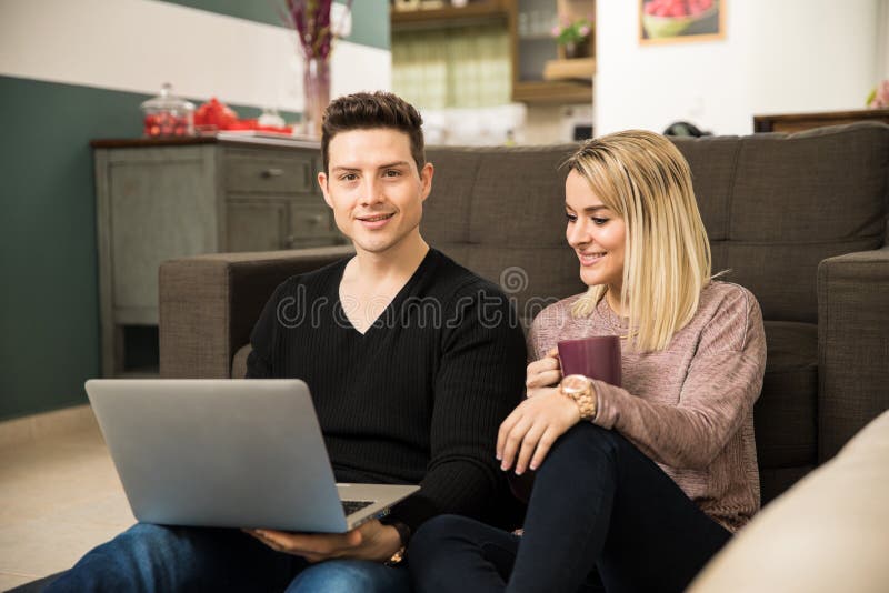 Jonge mens die laptop thuis met behulp van royalty-vrije stock afbeelding Jonge mens die laptop thuis met behulp van royalty-vrije stock afbeelding