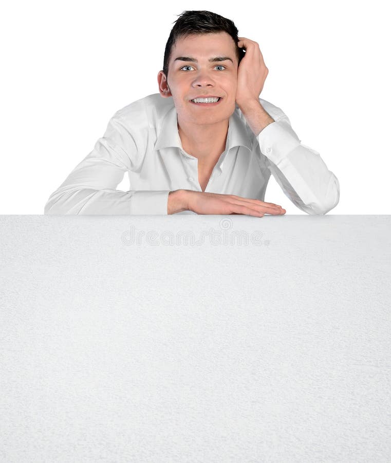 Jonge mens die lege raad leunen stock afbeelding Jonge mens die lege raad leunen stock afbeelding
