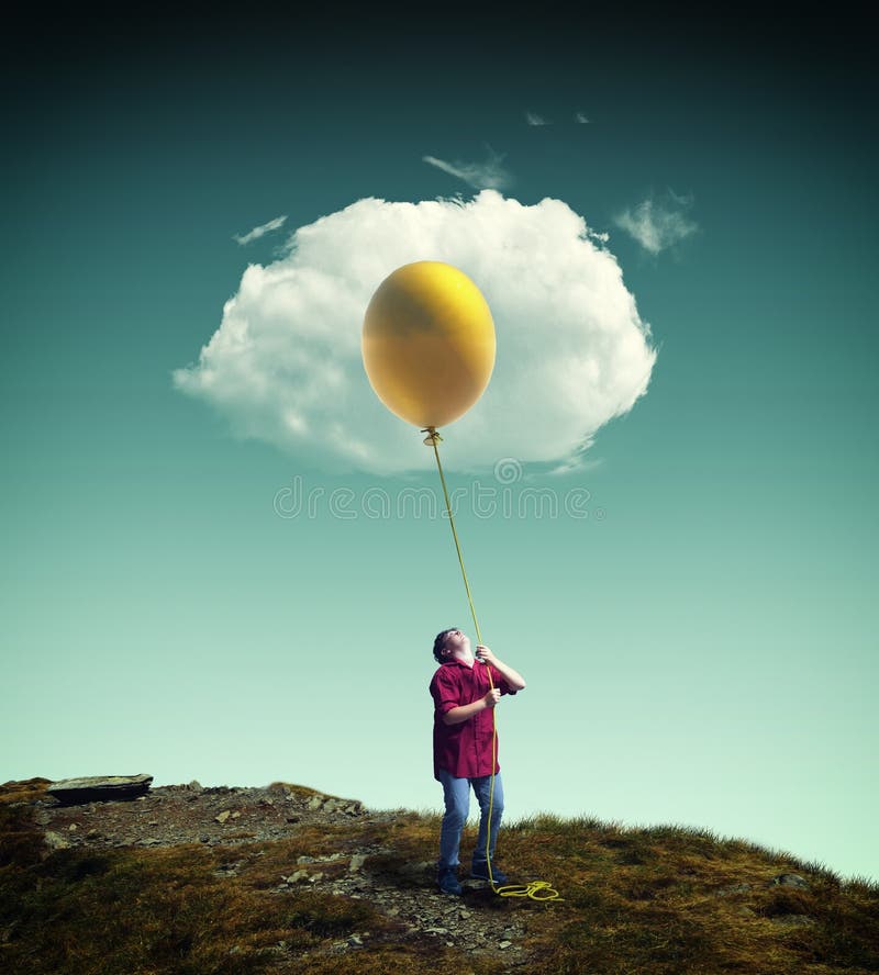 Jonge mens die op een gele ballon aan een wolk opheffen, stock fotografie Jonge mens die op een gele ballon aan een wolk opheffen, stock fotografie