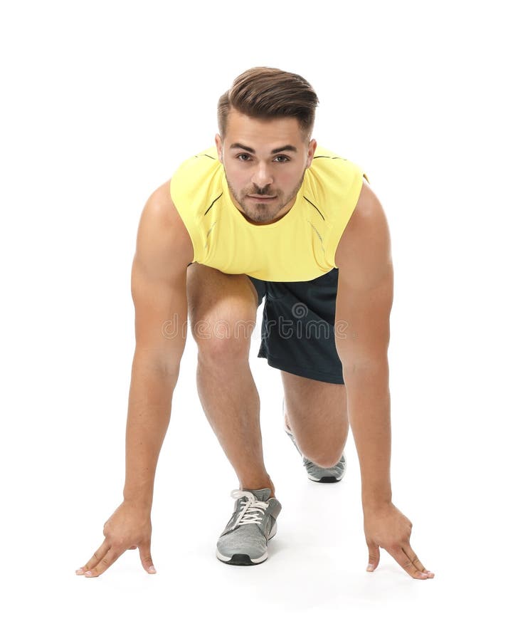 Jonge mens die in sportkleding op witte achtergrond voorbereidingen treffen te lopen stock foto Jonge mens die in sportkleding op witte achtergrond voorbereidingen treffen te lopen stock foto