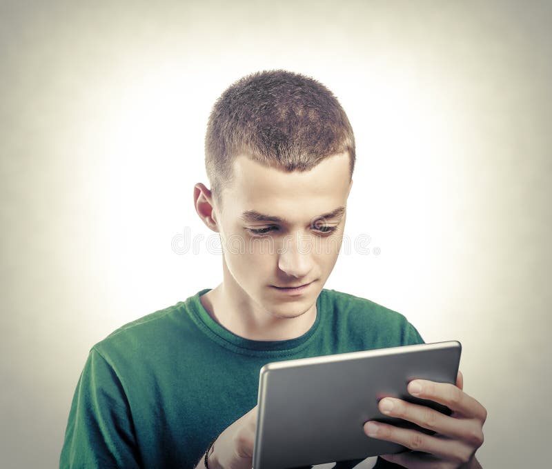 Jonge mens die tabletpc met behulp van royalty-vrije stock afbeeldingen Jonge mens die tabletpc met behulp van royalty-vrije stock afbeeldingen