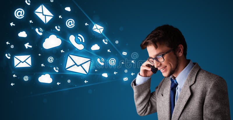 Jonge mens die telefoongesprek met berichtpictogrammen maken stock afbeelding Jonge mens die telefoongesprek met berichtpictogrammen maken stock afbeelding