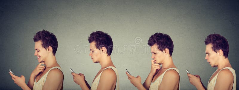 Jonge mens die verschillende emoties uitdrukken die zijn mobiele telefoon met behulp van royalty-vrije stock foto's Jonge mens die verschillende emoties uitdrukken die zijn mobiele telefoon met behulp van royalty-vrije stock foto's