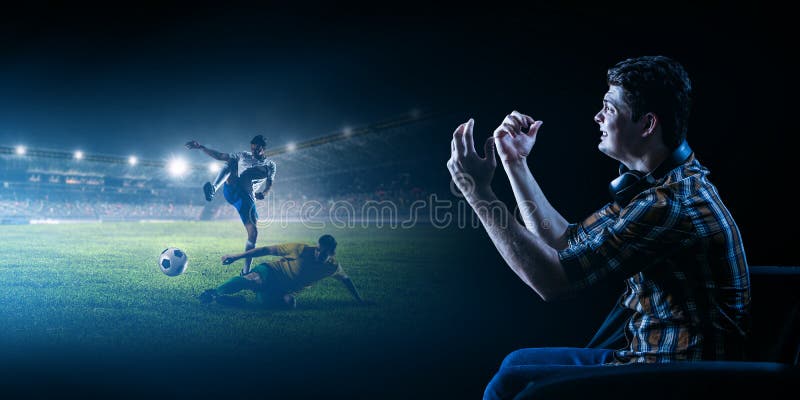Jonge mens het letten op voetbal op het grote scherm royalty-vrije stock fotografie Jonge mens het letten op voetbal op het grote scherm royalty-vrije stock fotografie
