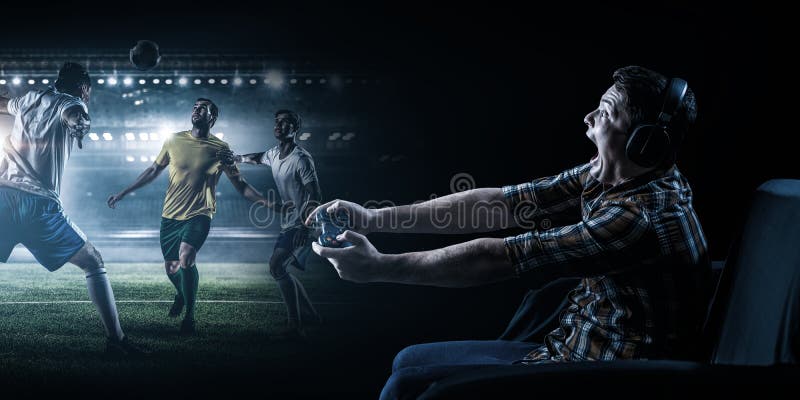 Jonge mens het spelen voetbalvideospelletje stock fotografie Jonge mens het spelen voetbalvideospelletje stock fotografie