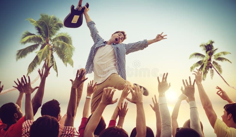 Jonge Mens met een Gitaar die op een Conc Strand presteren royalty-vrije stock fotografie Jonge Mens met een Gitaar die op een Conc Strand presteren royalty-vrije stock fotografie