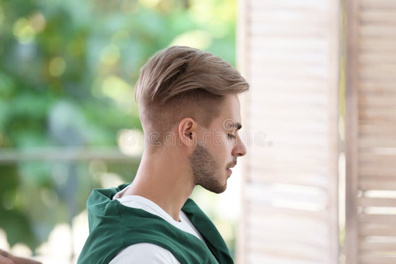 Jonge mens met kapsel van in kleur royalty-vrije stock afbeeldingen Jonge mens met kapsel van in kleur royalty-vrije stock afbeeldingen