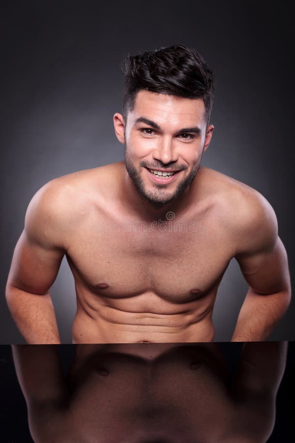 Jonge mens met naakte borstglimlachen bij u stock fotografie Jonge mens met naakte borstglimlachen bij u stock fotografie