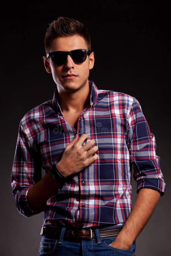 Jonge man met zonnebril royalty-vrije stock afbeelding