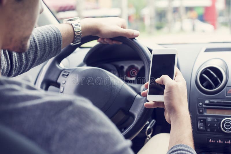 Jonge mensen drijfauto en het gebruiken van mobiele telefoon stock afbeeldingen Jonge mensen drijfauto en het gebruiken van mobiele telefoon stock afbeeldingen