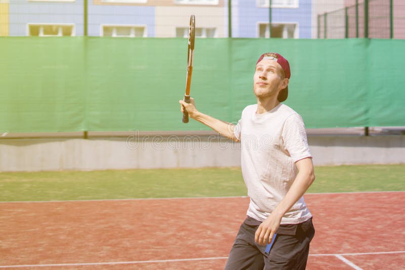 Jonge mensen speeltennis op het hof openlucht het maken schot stock afbeelding Jonge mensen speeltennis op het hof openlucht het maken schot stock afbeelding