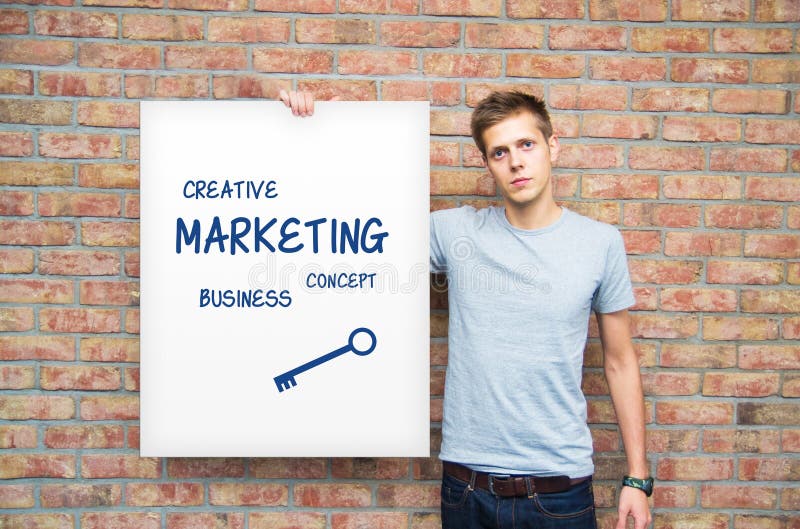 Jonge mensenholding whiteboard met marketing inhoud. royalty-vrije stock foto's Jonge mensenholding whiteboard met marketing inhoud. royalty-vrije stock foto's