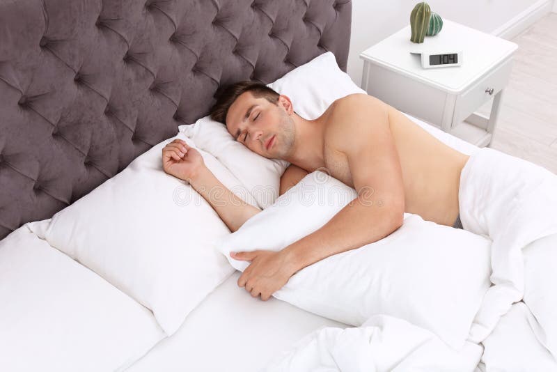 Jonge mensenslaap in bed thuis royalty-vrije stock afbeelding Jonge mensenslaap in bed thuis royalty-vrije stock afbeelding