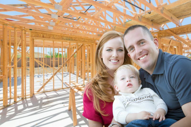 Jonge Militaire Familie binnen het Ontwerpen van Hun Nieuw Huis bij Co royalty-vrije stock foto Jonge Militaire Familie binnen het Ontwerpen van Hun Nieuw Huis bij Co royalty-vrije stock foto