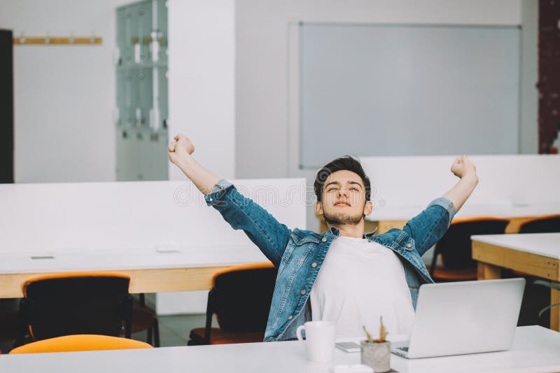 Jonge modieuze student met baard die aan laptop werken royalty-vrije stock fotografie Jonge modieuze student met baard die aan laptop werken royalty-vrije stock fotografie