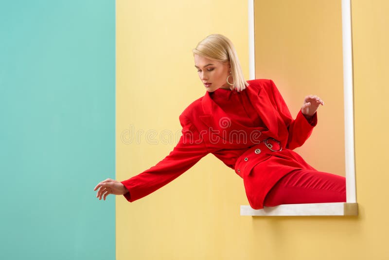 jonge modieuze vrouw die in rood kostuum uit kijken stock foto's jonge modieuze vrouw die in rood kostuum uit kijken stock foto's
