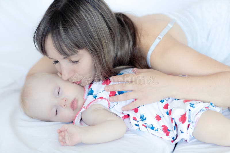 Jonge moeder die haar pasgeboren kind koesteren Mamma pleegbaby royalty-vrije stock afbeelding Jonge moeder die haar pasgeboren kind koesteren Mamma pleegbaby royalty-vrije stock afbeelding